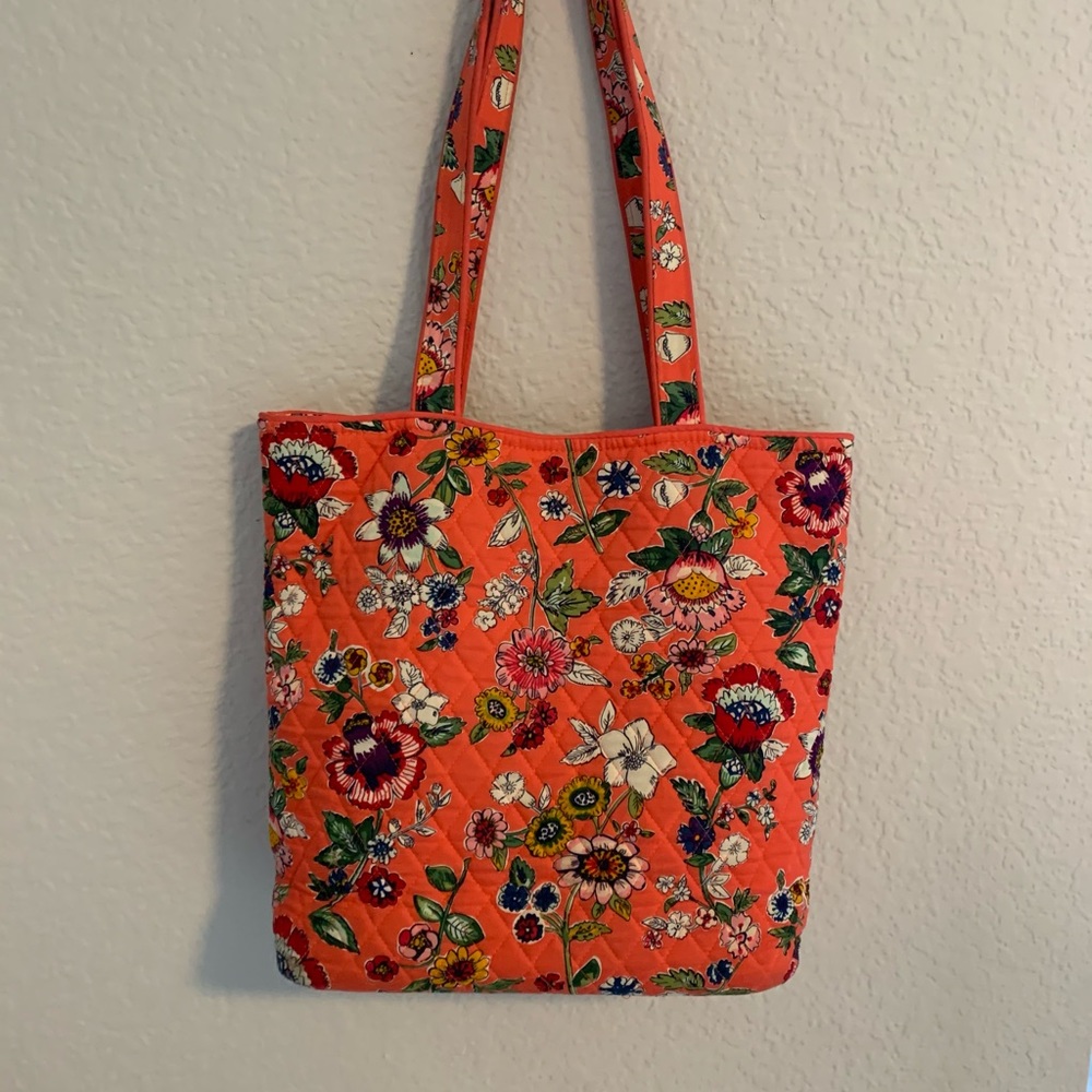 Vera Bradley small tote, inside pockets & closes